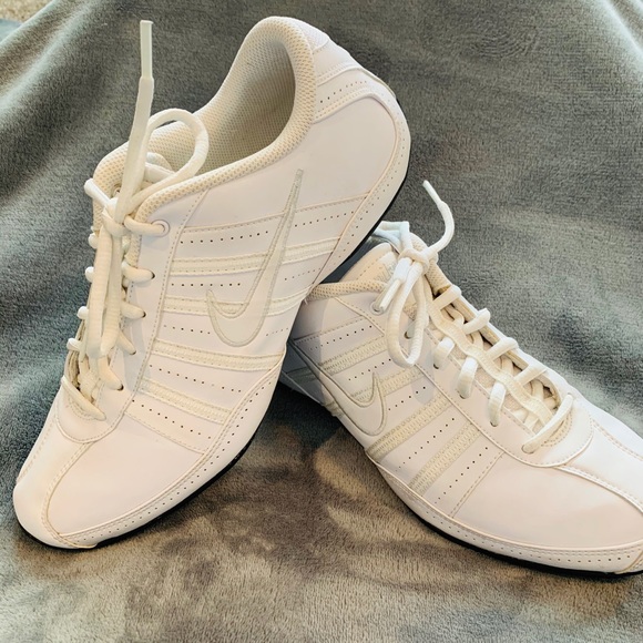 Nike Shoes - 👟 White Nike Sneakers 8.5 👟